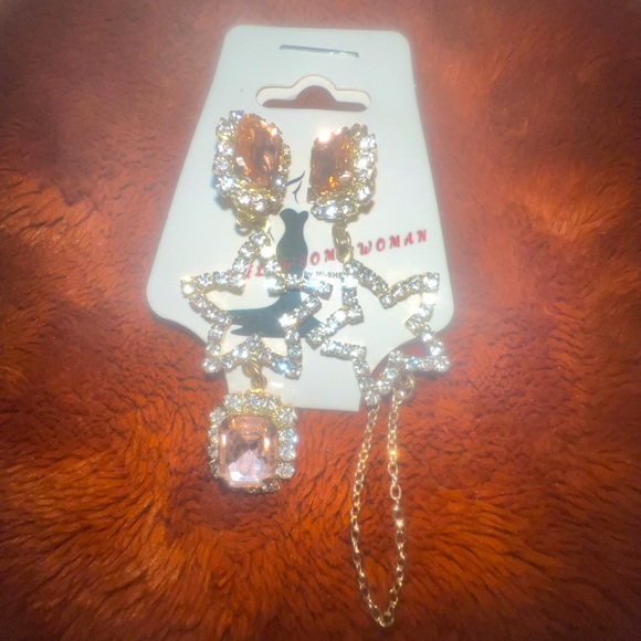 GORGEOUS RHINESTONE and LIGHT PINK CRYSTAL STAR MISMATCHED DANGLE EARRINGS - Picture 7 of 7